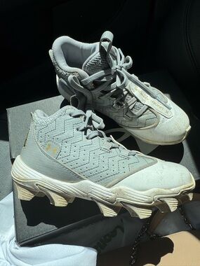 Under Armour Light Gray Youth Cleats with Gold Logo
